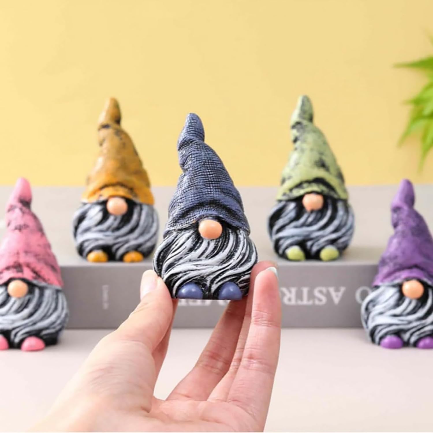 Nudsfuii Resin Gnome Statue Home Decor Figurine