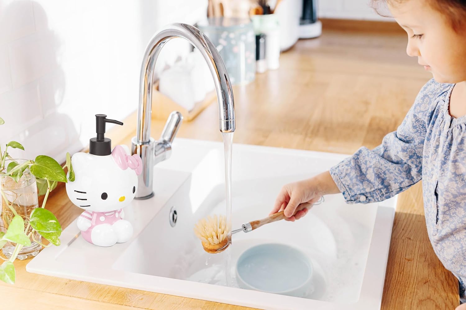 Jay Franco Hello Kitty 2 Piece Bathroom Set