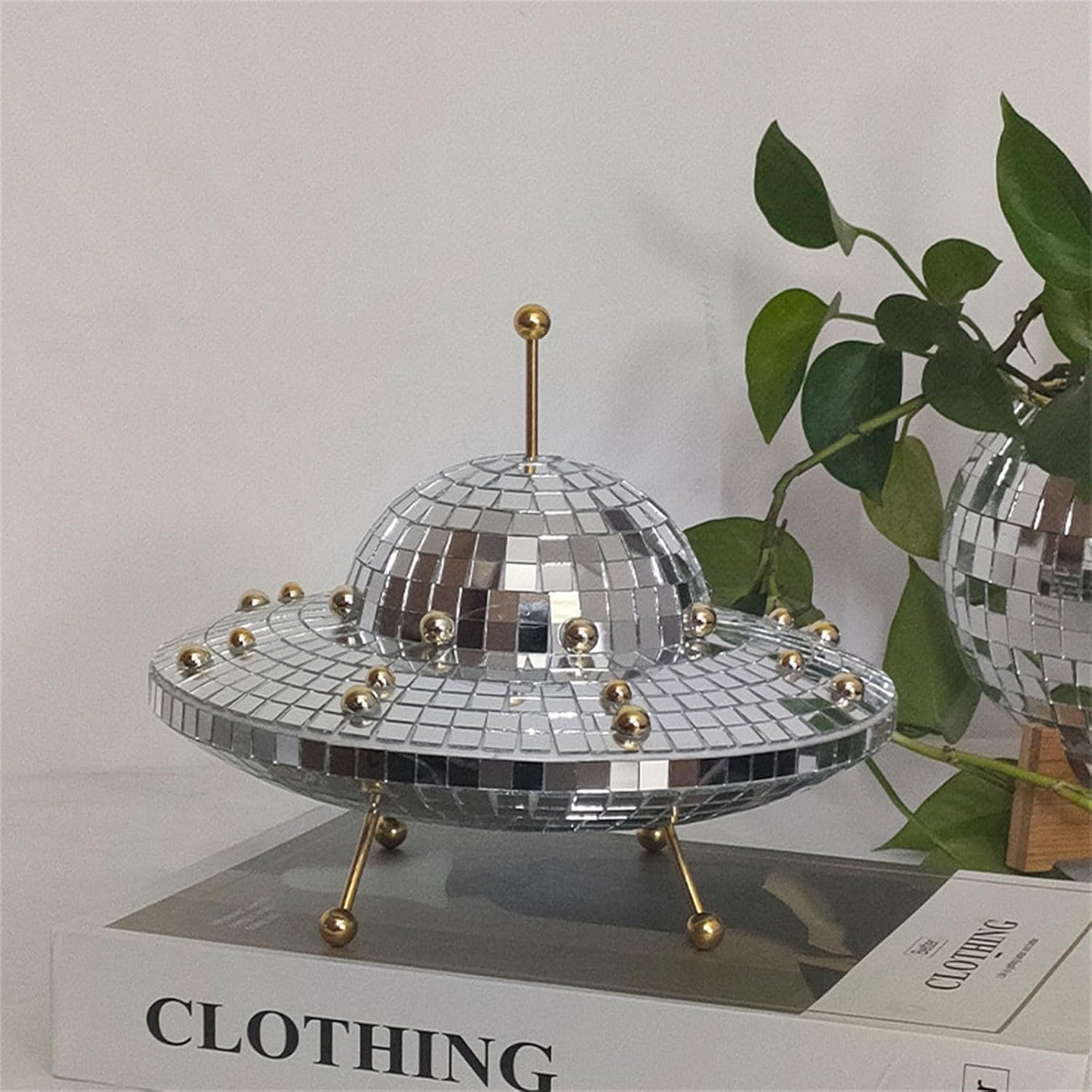 Nudsfuii Flying Saucer Home Decor Statue